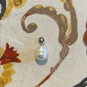 Elegant Silver Pearl Pendant